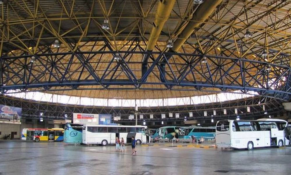 Θεσσαλονίκη: Λεωφορείο του ΚΤΕΛ τυλίχτηκε στις φλόγες